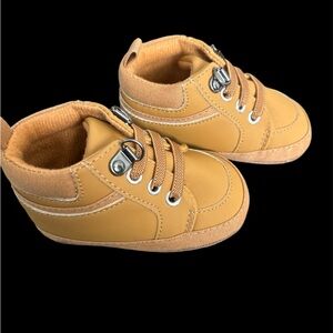 NWOT Infant soft sole shoes size 2